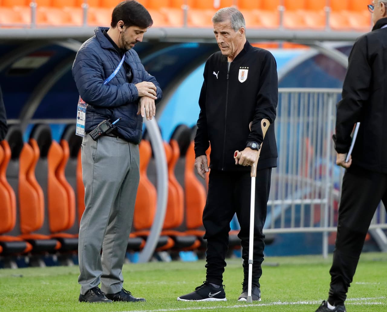El entrenador (der) Óscar Tabárez, confía en su equipo, el núcleo posee una química que viene gestándose de años atrás y sus jugadores muestran garra y talento, una difícil combinación para hallarse.