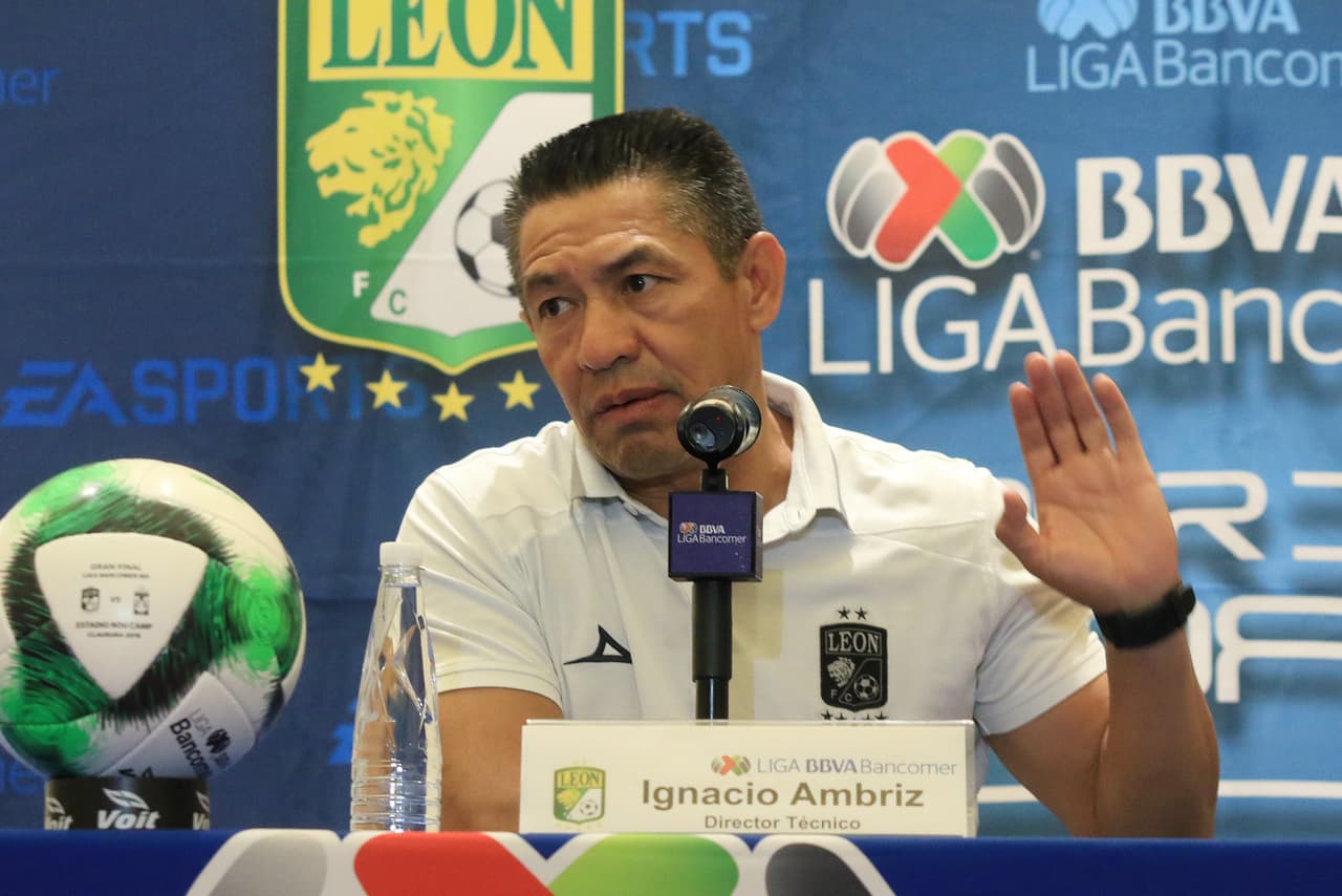 <b>Director Técnico: Ignacio Ambriz.</b> El entrenador mexicano culminó una muy buena temproada con los Esmeraldas del León, los hizo líderes del torneo en campaña regular, conformó una defensa y una ofensiva muy buena, sólida, y en la Liguilla se las arreglaron para llegar a la Final, donde tuvieron su inoportuna curva descendente. Un amargo consuelo para Nacho es esta nominación, aunque el título le fue esquivo.