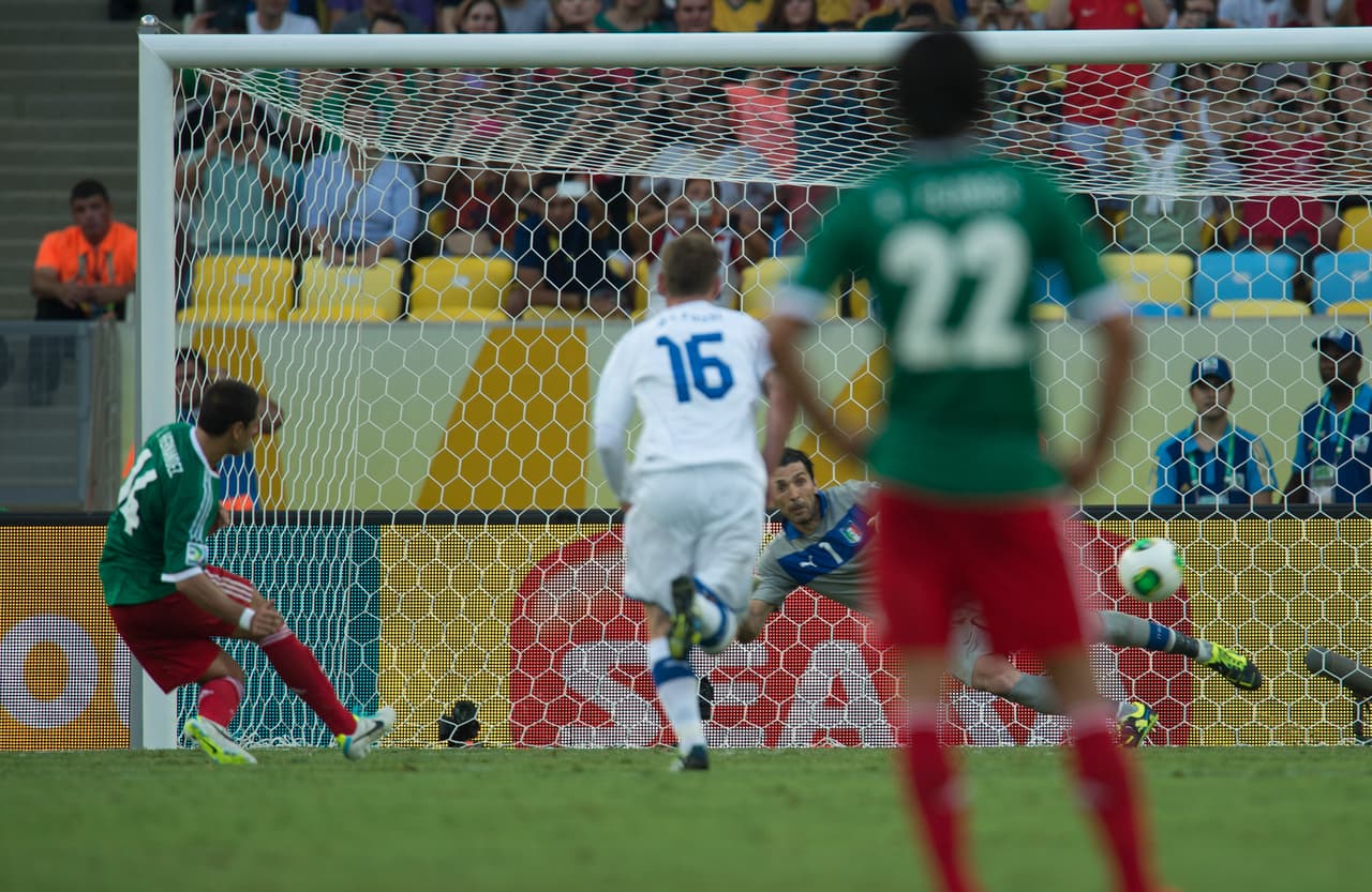 Javier Hernández empató desde los 11 pasos engañando completamente a Gianluigi Buffon,