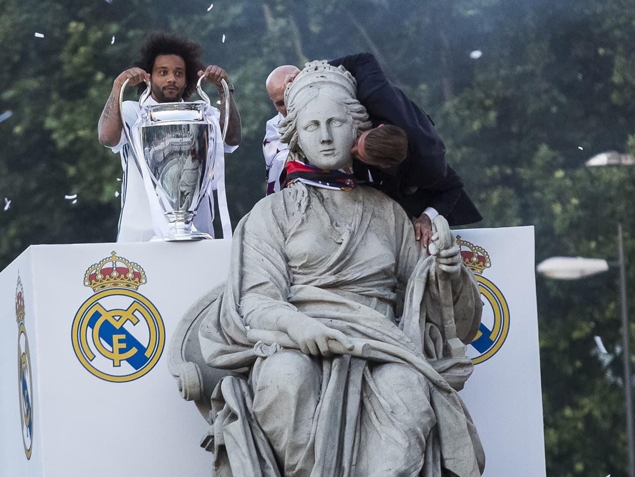 Como ya es habitual, Ramos besó a la diosa y la vistió con los colores del club madridista. Bufanda y bandera, para que Cibeles estuviese a tono con la celebración.