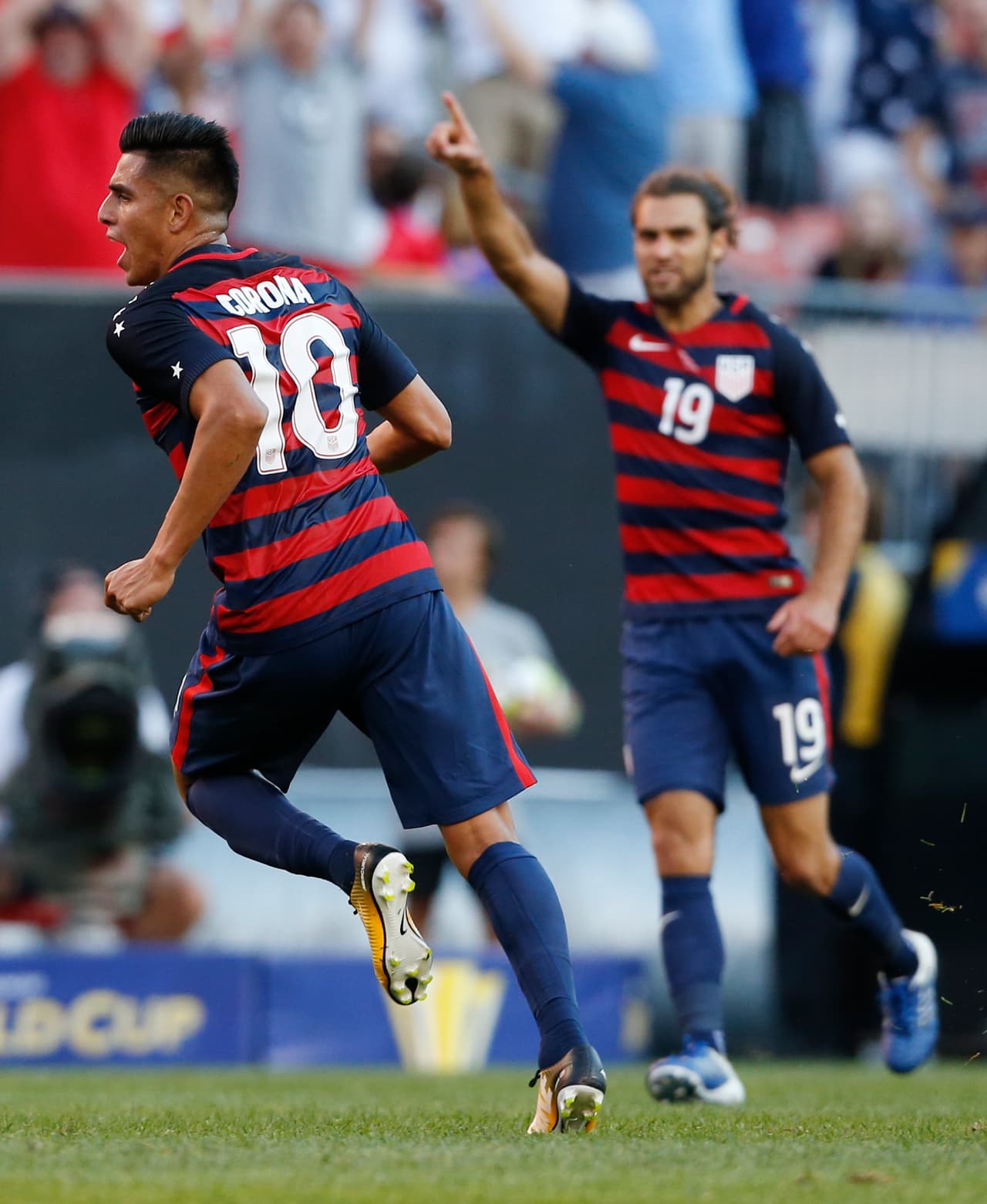 Joe Corona fue el encargado de abrir el marcador al minuto 36 luego de una excelente jugada individual, eludiendo a tres rivales y definiendo en el área de pierna derecha.