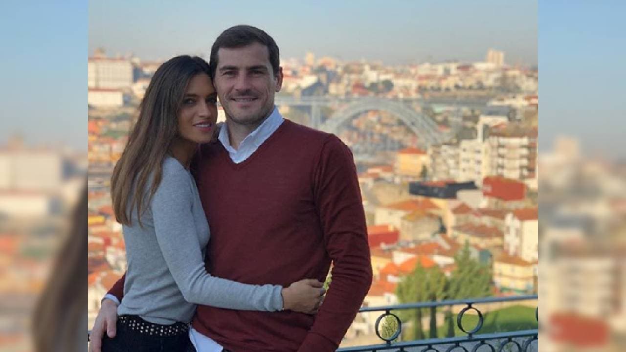 En la final de Sudáfrica 2010 su romance se volvió viral luego de que el guardameta español le robara un beso durante una transmisión en vivo.