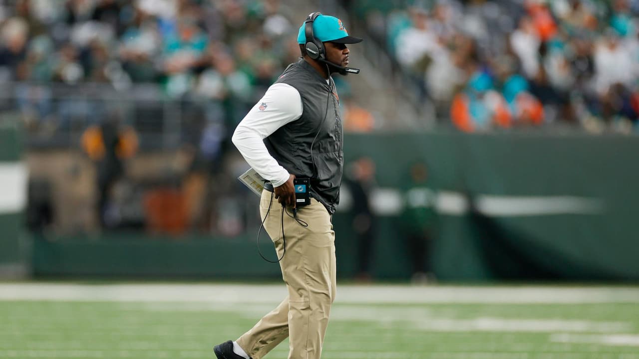 Steelers contratan a Brian Flores, quien tiene demandada la NFL