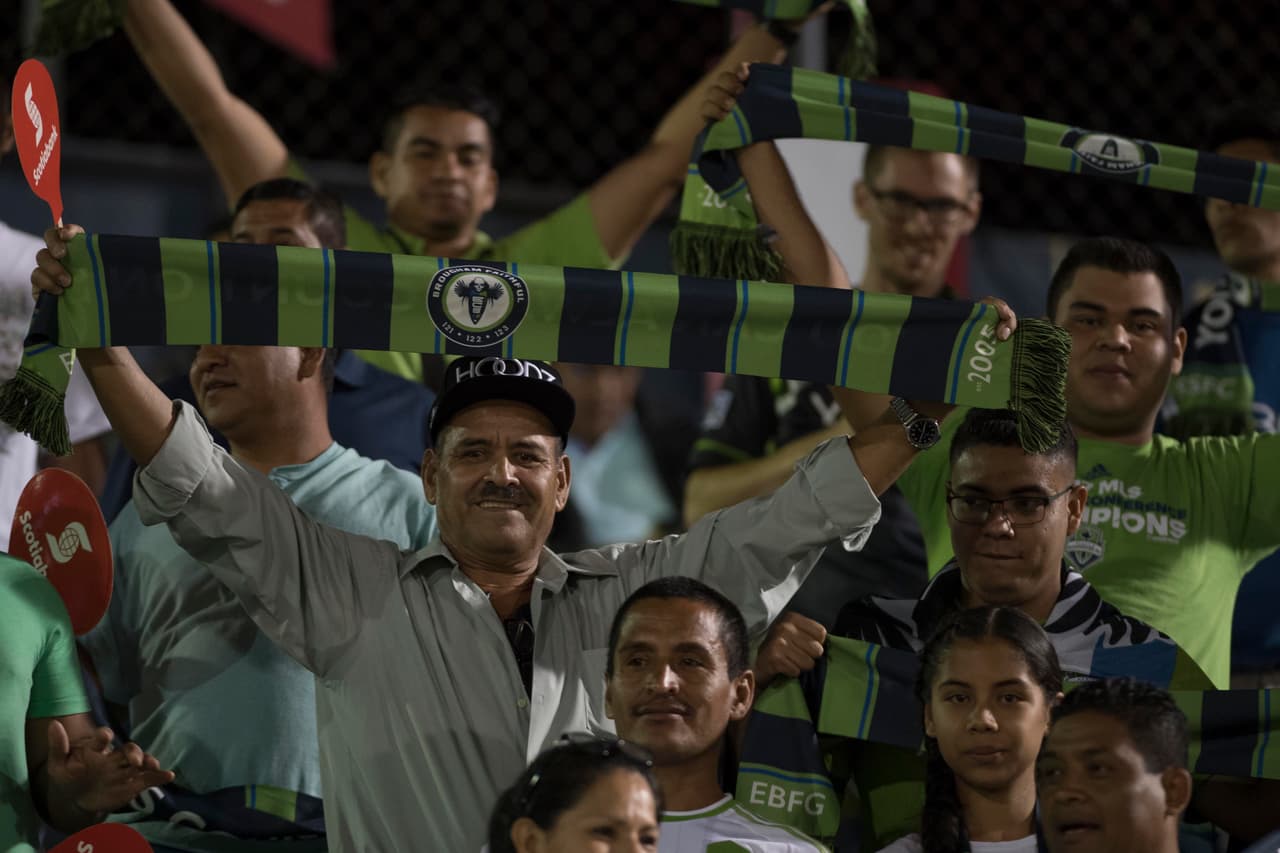 Si embargo, el optimismo entre el público salvadoreño sería retribuido en la cancha.