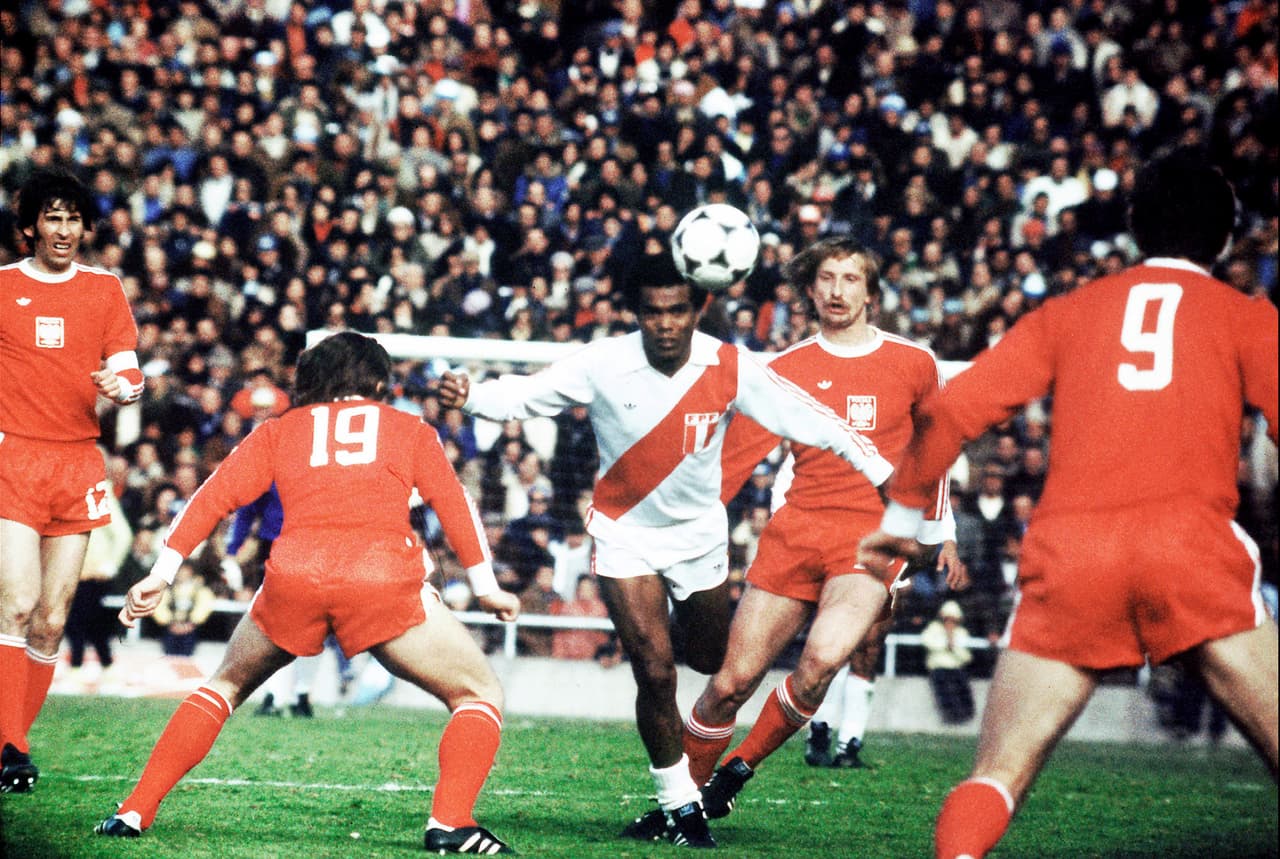 El futbolista más brillante en la historia del Perú respondió a las expectativas y en 1975 quedándose con el título tras vencer a Colombia.