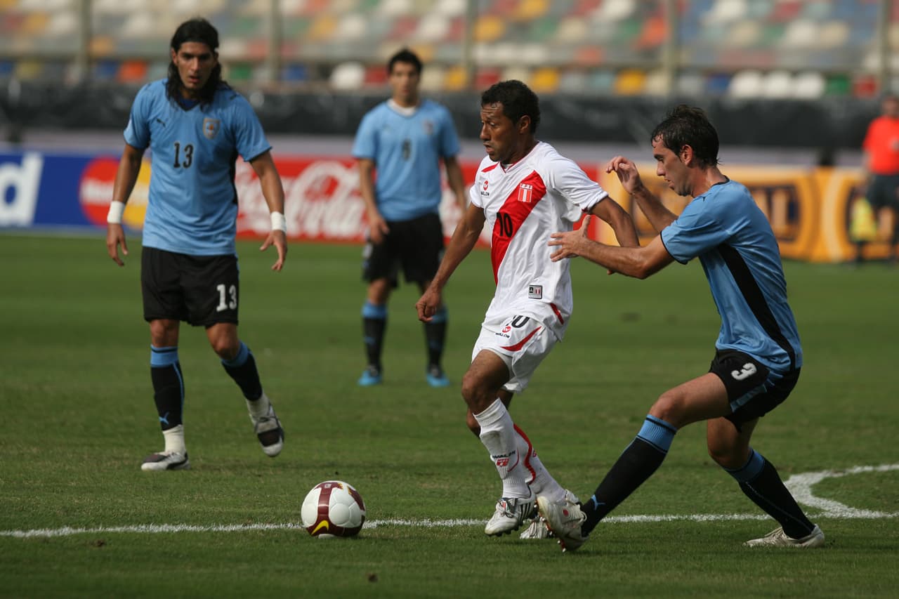 Era un diez inteligente, pero no logró que Perú fuera a lo más alto en cinco intentos: 1995, 1997, 1999, 2004 y 2011. Su mejor participación fue en 1997 cuando llegó a la semifinal.