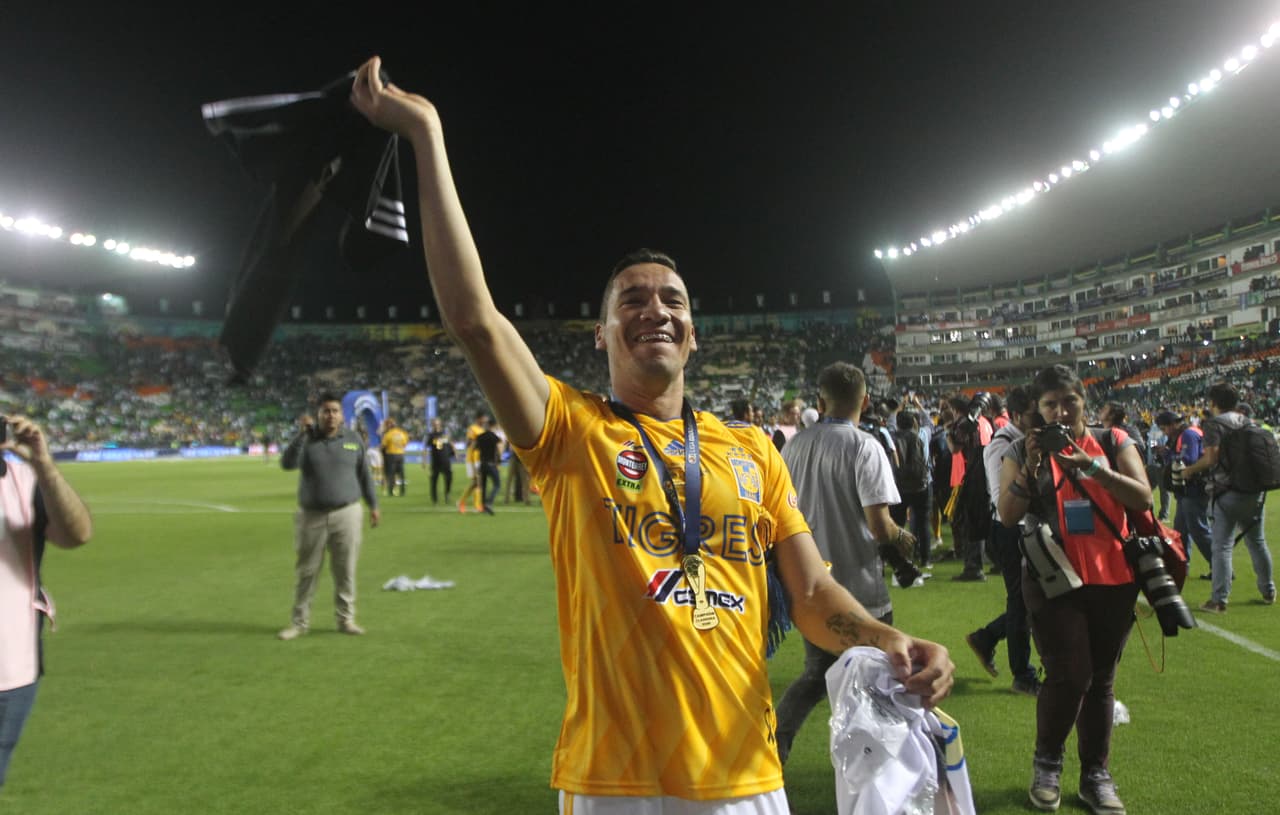 ¡Tigres se proclama Campeón del fútbol mexicano! Los felinos regiomontanos cosecharon su séptimo título de la Liga MX y se cuelan, aunque muchos se sigan negando a aceptarlo, entre los grandes del balompié azteca. Luego de superar en una Final de un solo gol a los Esmeraldas del León, así se dieron los festejos de los Tigres en patio ajeno, imágenes para el recuerdo y que hay que darse un tiempo para echarles un ojo, sobre todo la fiel afición de los felinos regios.