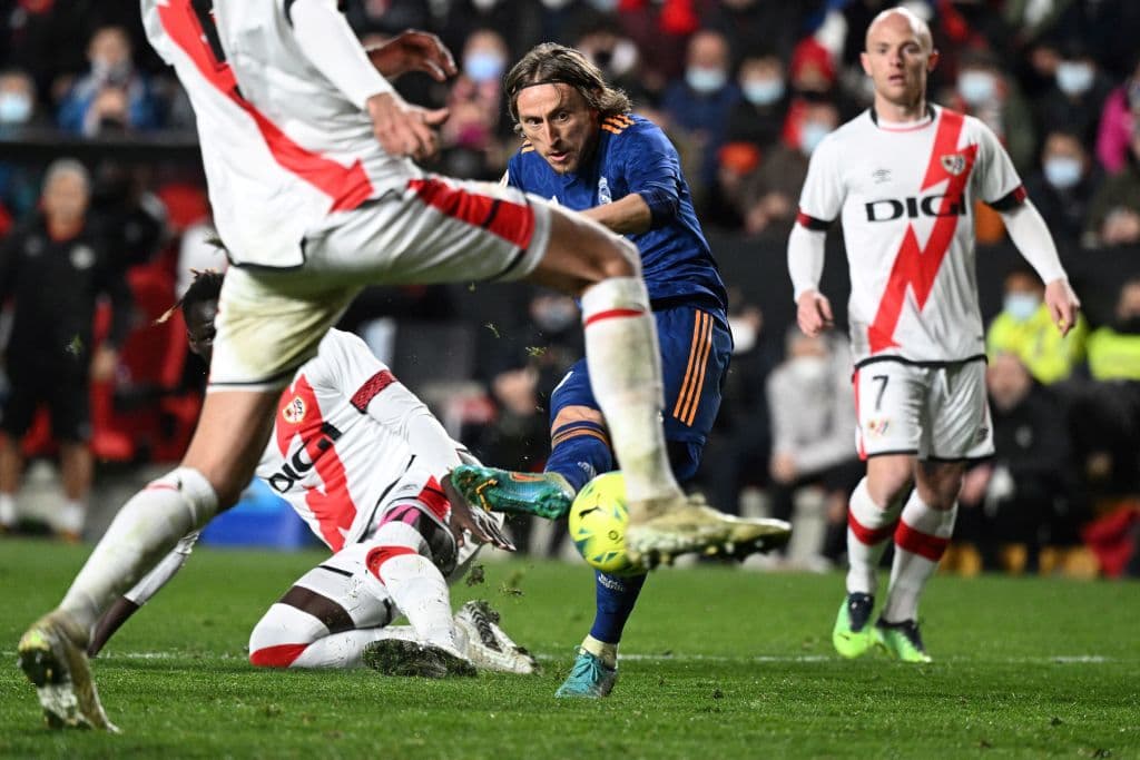 Karim Benzema logró romper el empate 0-0 al minuto 83 para darle la victoria a 'Los Blancos' 0-1 en su visita al Estadio de Vallecas.