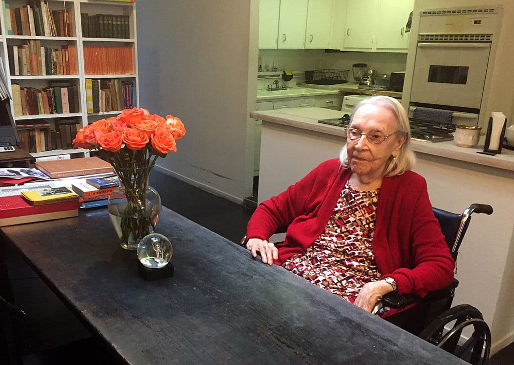 <b>Carmen Herrera, artista</b>
<br>
<br>Herrera murió en Nueva York, el 12 de febrero. Tenía 106 años. 
<br>
<br>La pintora cubano-estadounidense logró el reconocimiento por su trabajo luego de sus 85 años. Pese a la tardía valoración que recibió, sus obras han formado parte de colecciones permanentes de importantes salones como el Museo Whitney o el MOMA en Nueva York. En febrero, la galería Lisson que la representaba informó la muerte indicando que “murió en paz mientras dormía en su apartamento de Nueva York”.
<br>