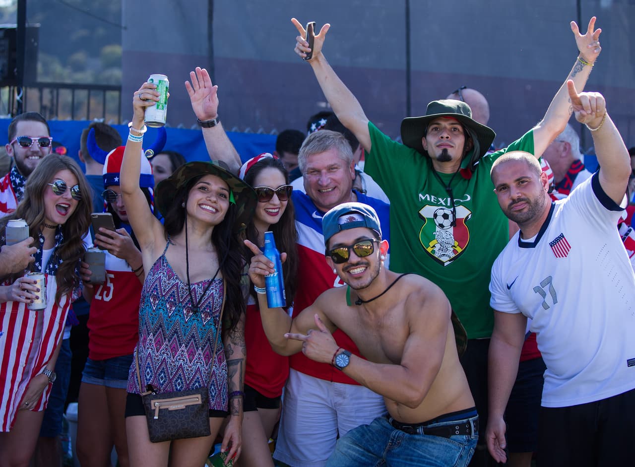 Las aficiones de México y Estados Unidos colmaron el Rose Bowl de Pasadena y armaron una gran fiesta.