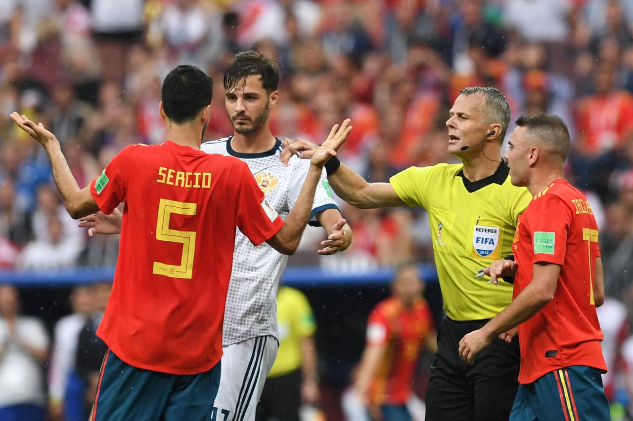 <b>6. La cuarta sustitución </b>
<br>El mediocampista ruso Aleksandr Erokhin se convirtió en el jugador que ‘estrenó’ la cuarta sustitución en la historia de los Mundiales. La 
<i>International Board</i> y la FIFA aprobaron conceder un cambio más en los tiempos extra para Rusia 2018. Los locales fueron los primeros en echar mano del relevo adicional ingresando a Erokhin por Daler Kuziaev al minuto 97 en el juego de octavos de final contra España.