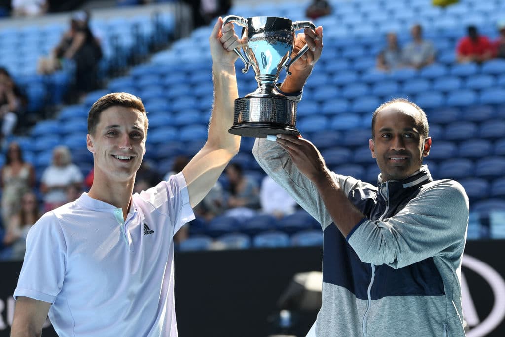 Con una gran remontada, Djokovic vence al austriaco Dominic Thiem con parciales de 6-4 / 4-6 / 2-6 / 6-3 / 6-4 y, por octava ocasión, se lleva el Australian Open y vuelve a ser el número uno.