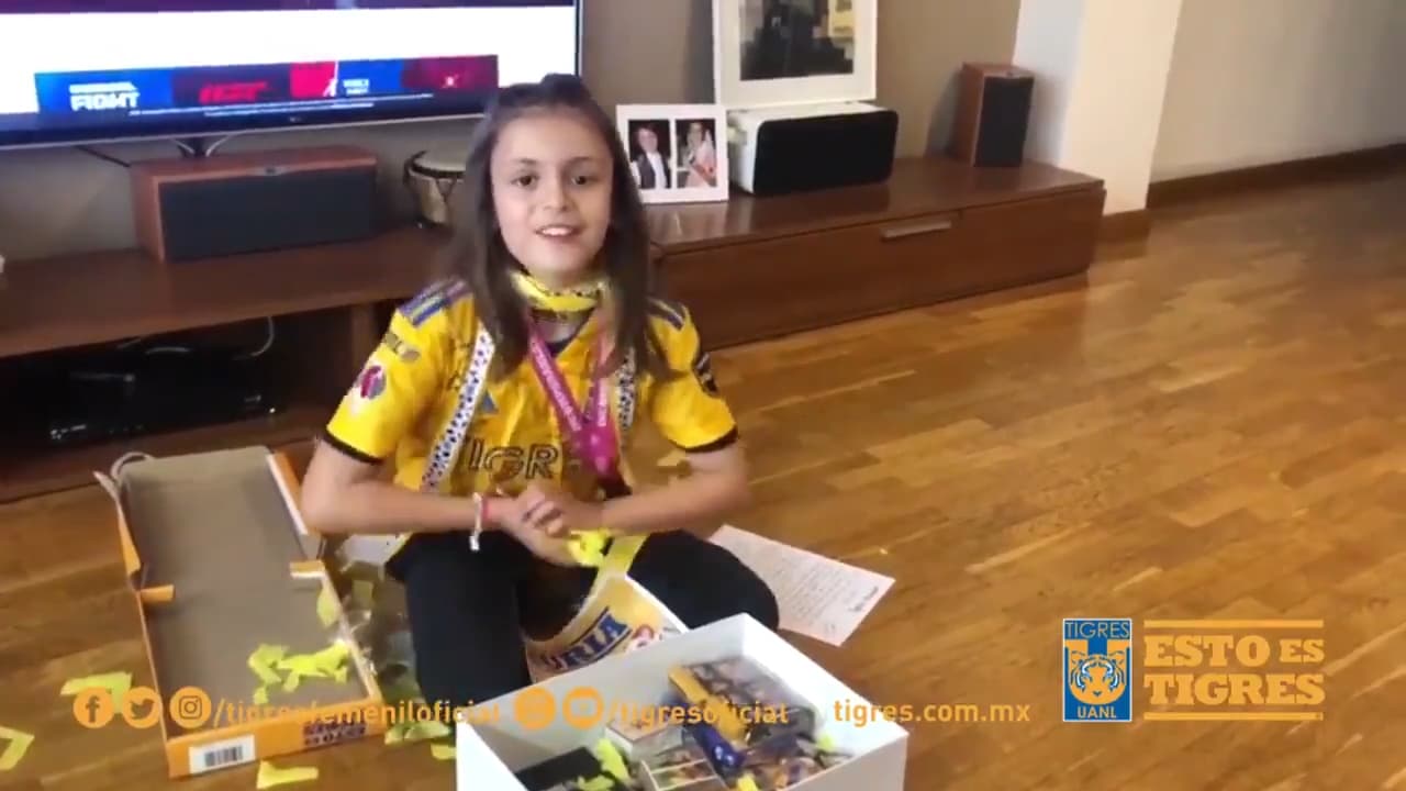 Tigres Femenil premia a aficionada española que pide cromos de balompié femenino