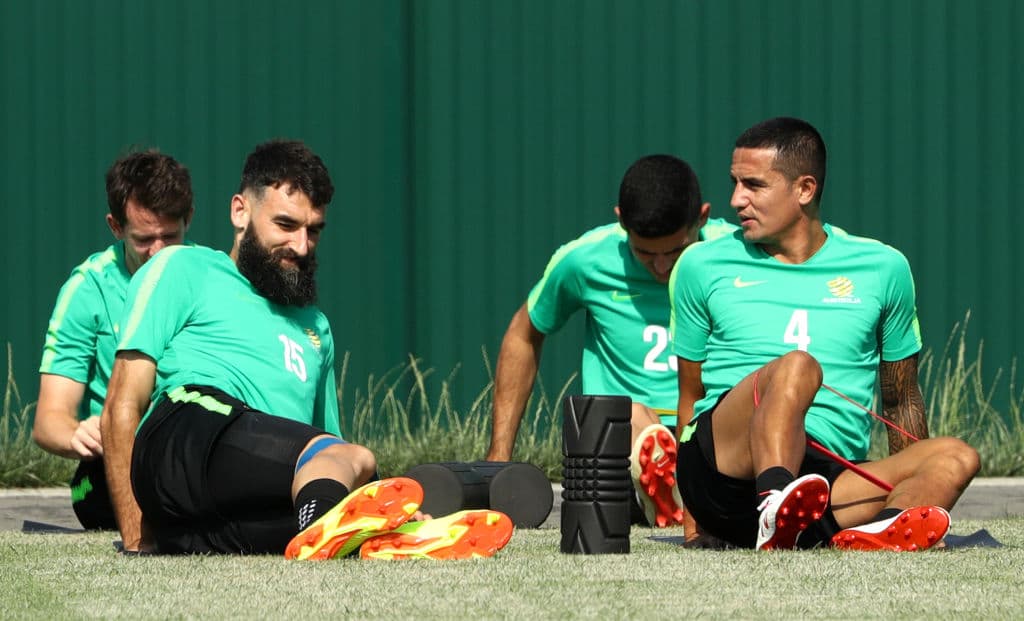 Dos símbolos del representativo oceánico. A la izquierda el capitán Mile Jedinak, y a la derecha el veterano y referente Tim Cahill. Ambos esperan aportar tod lo que les queda en el tanque el martes.