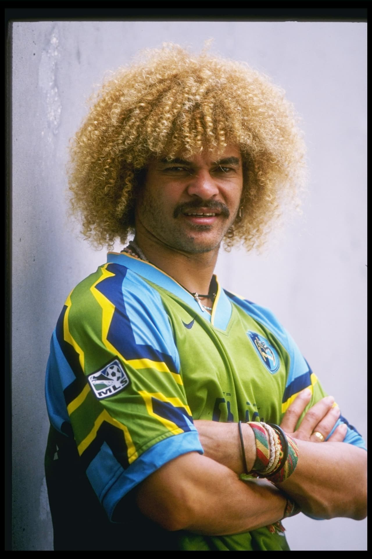 El pionero fue el colombiano Carlos 'El Pibe' Valderrama, quien sorprendió en el Mundial de Italia 1990 con su afro rubio el cual llevaría consigo a la Major League Soccer.