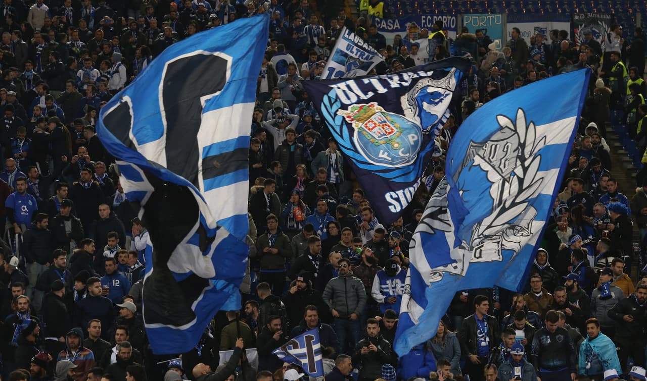Los fanáticos le dieron un colorido propio al estadio Olímpico en el duelo entre Roma, con su vinotinto y amarillo, y Porto, con su azul y blanco, por el juego de ida de los Octavos de final de la Champions League.