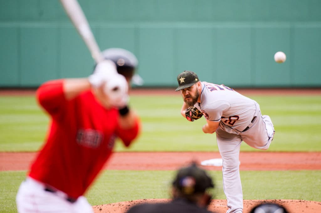 Mientras que Wade Miley fue el encargado de abrir por los Houston Astros pitches. El también zurdo se fue sin decisión luego de mantenerse cinco entradas en el cerritos, espacio en el que le conectaron siete imparables, uno de ellos cuadrangular, tres anotaciones le hicieron, y abanicó a dos rivales.