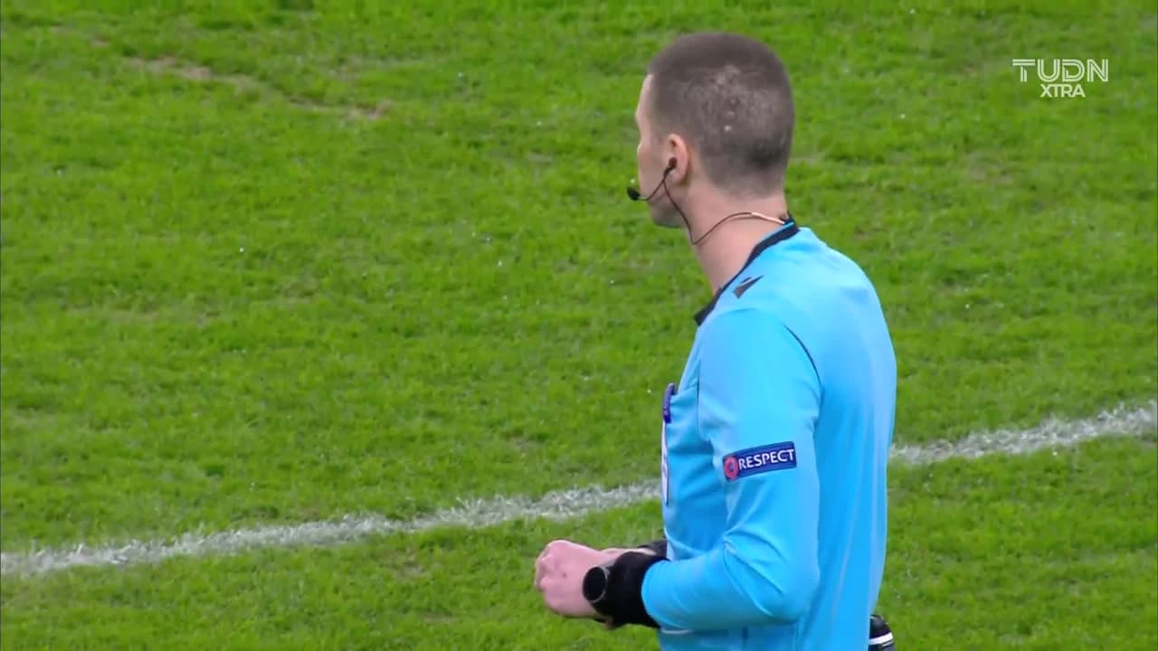 Arranca el partido y la pelota está en juego.