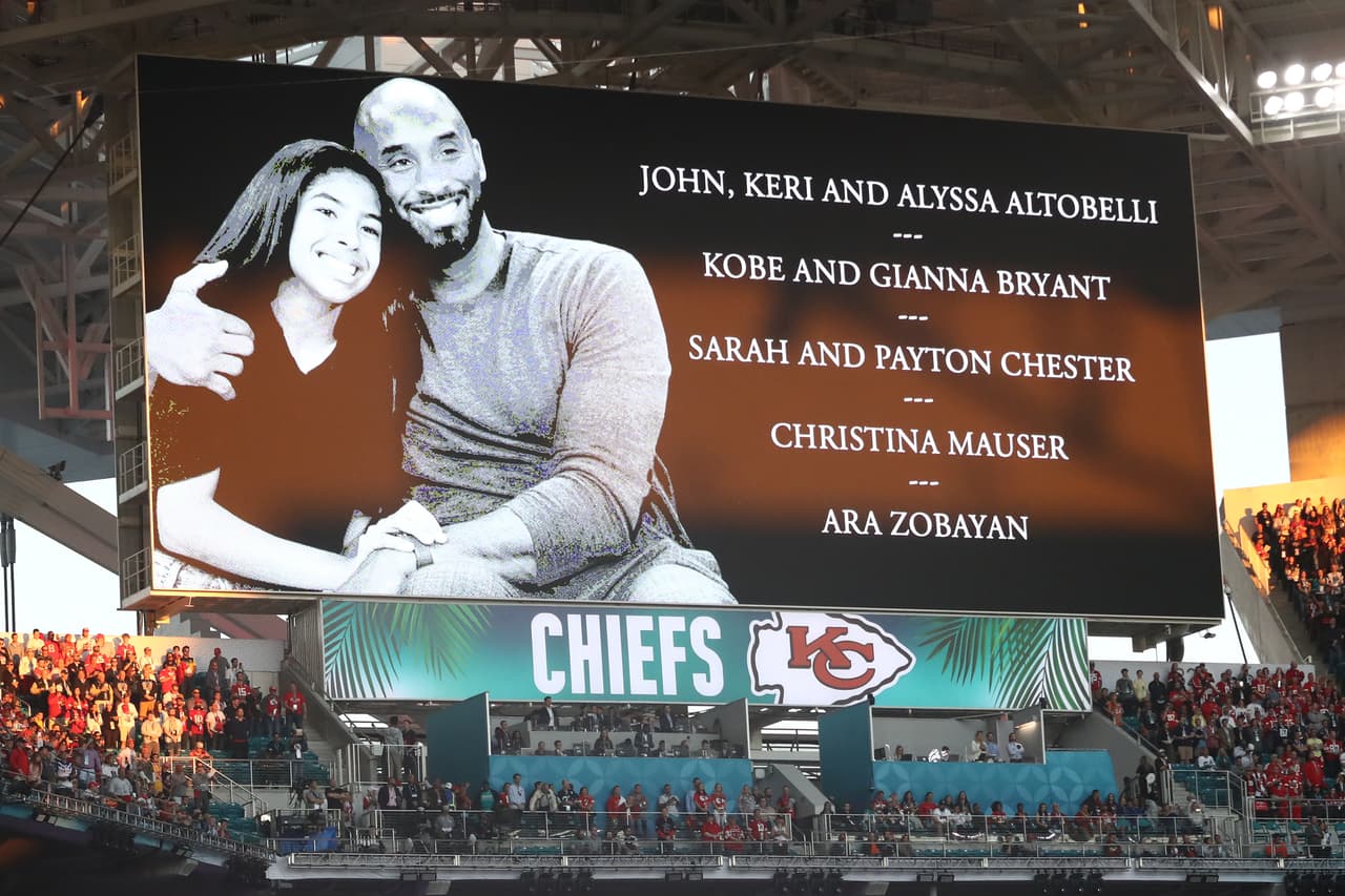 Tributo a Kobe Bryant en ceremonia previa al Super Bowl.