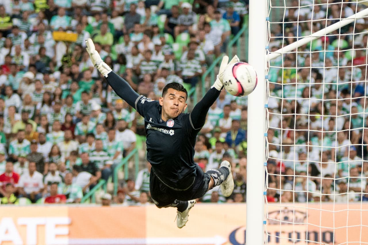 De tiro libre directo, Diego de Buen estrelló un balón al poste.