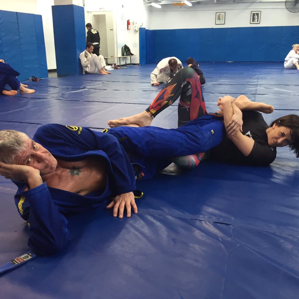 Es raro ver a Anthony Bourdain lejos de las cocinas y los paisajes paradisiacos en los que acostumbraba aparecer en pantalla.