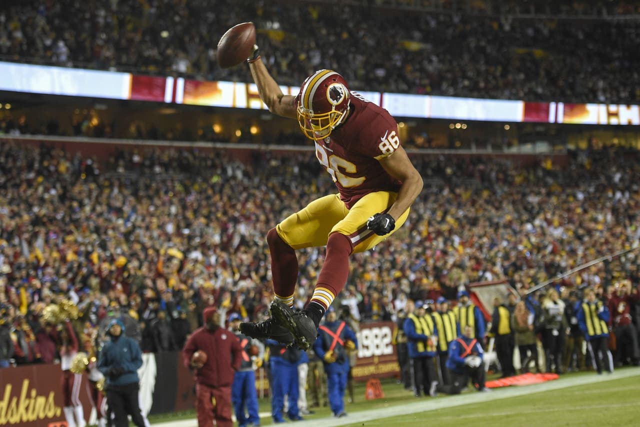 3. Jordan Reed | Washington RedskinsSi se mantiene sano, Reed puede estar a la altura de los mejores en su posición en toda la NFL. Su fuerza y seguridad lo hacen un blanco óptimo. Además de su salud, la otra duda es saber qué tanto protagonismo le quitará la adquisición de los Redskins, Terrell Pryor, pero es difícil encontrar alguien tan consistente como ala cerrada.