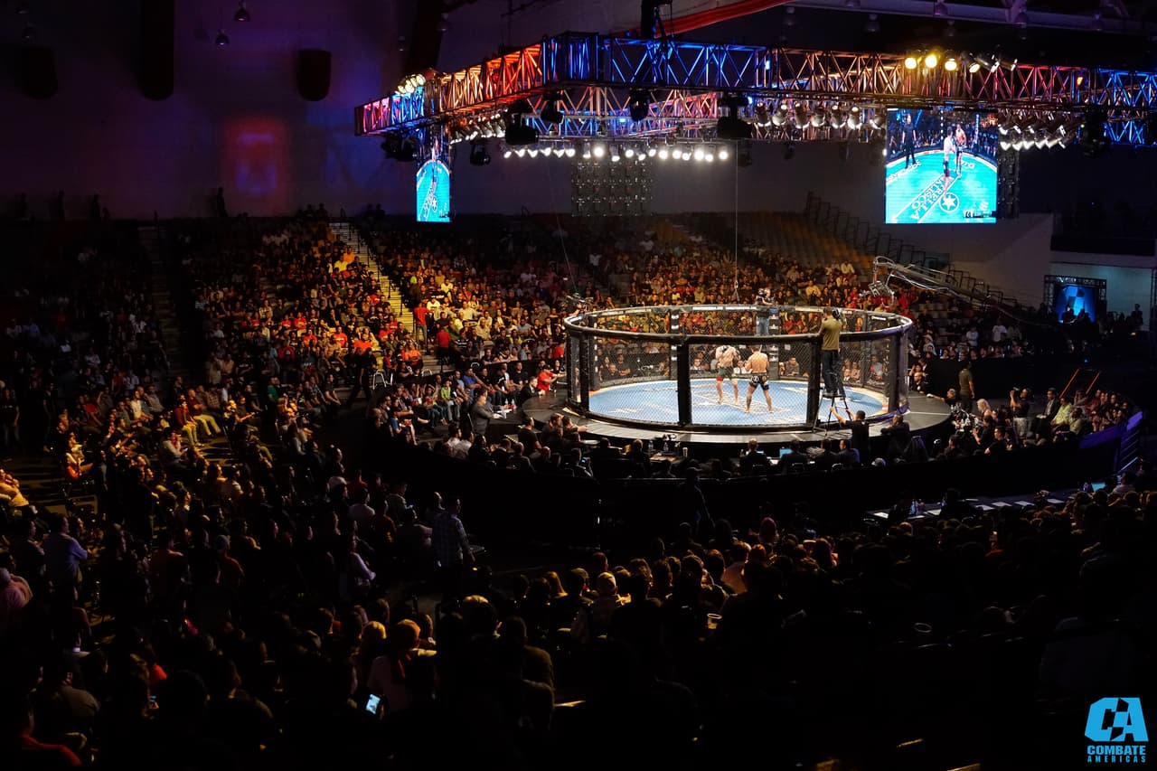 La fiesta del Combate Américas en el Gimnasio Nuevo León de Monterrey tuvo como protagonistas a la intensidad de las artes marciales mixtas y al luchador Alberto del Río.