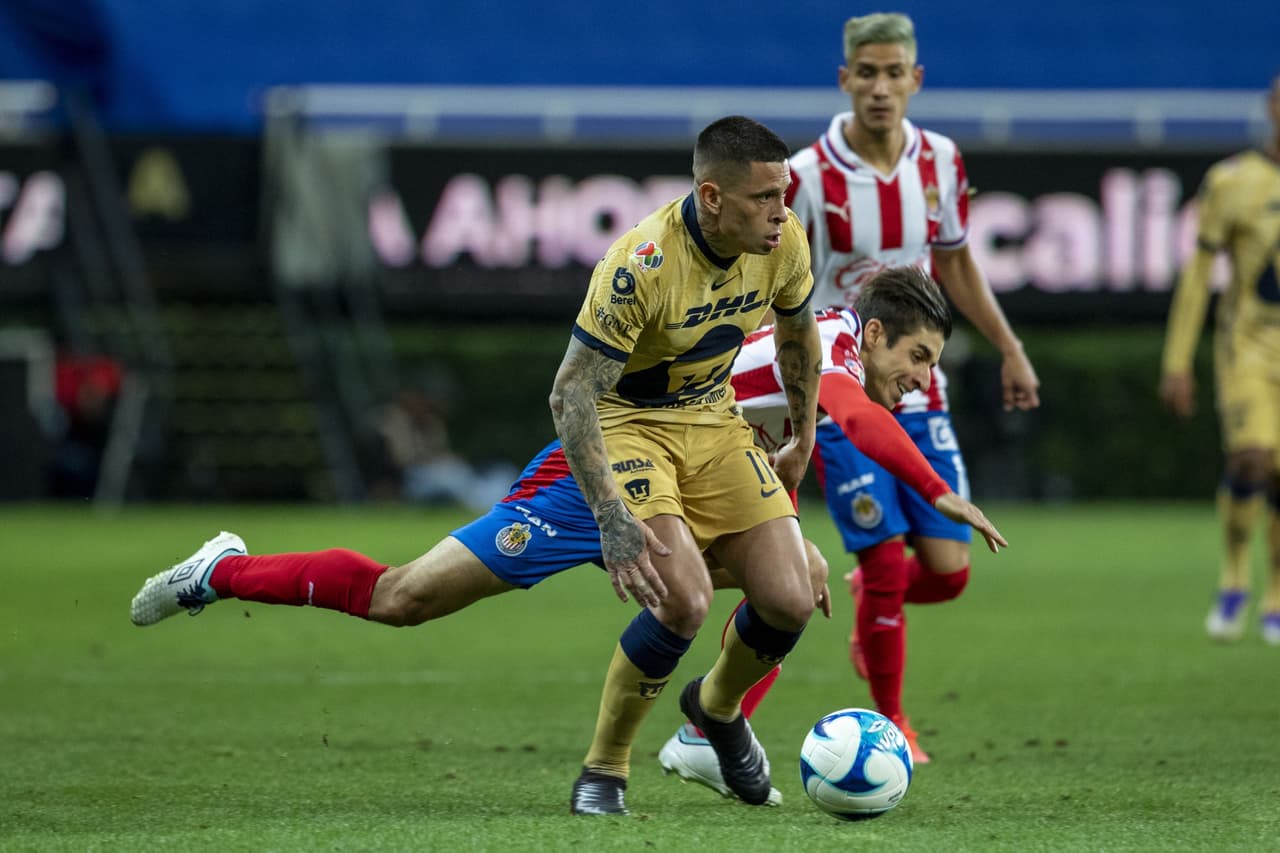Las chivas logran venir de atrás para vencer a Pumas 2-1 y subir lugares en la tabla de posiciones.Pumas se queda en el penúltimo lugar con 5 puntos y las Chivas suben hasta la décima posición con 10 unidades.