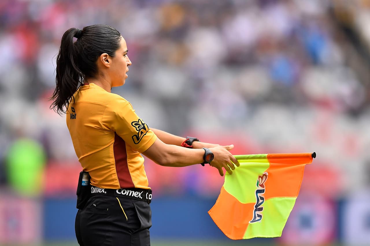 Karen Janett Díaz fue una de las asistentes de línea en el juego entre Cruz Azul y Pumas.