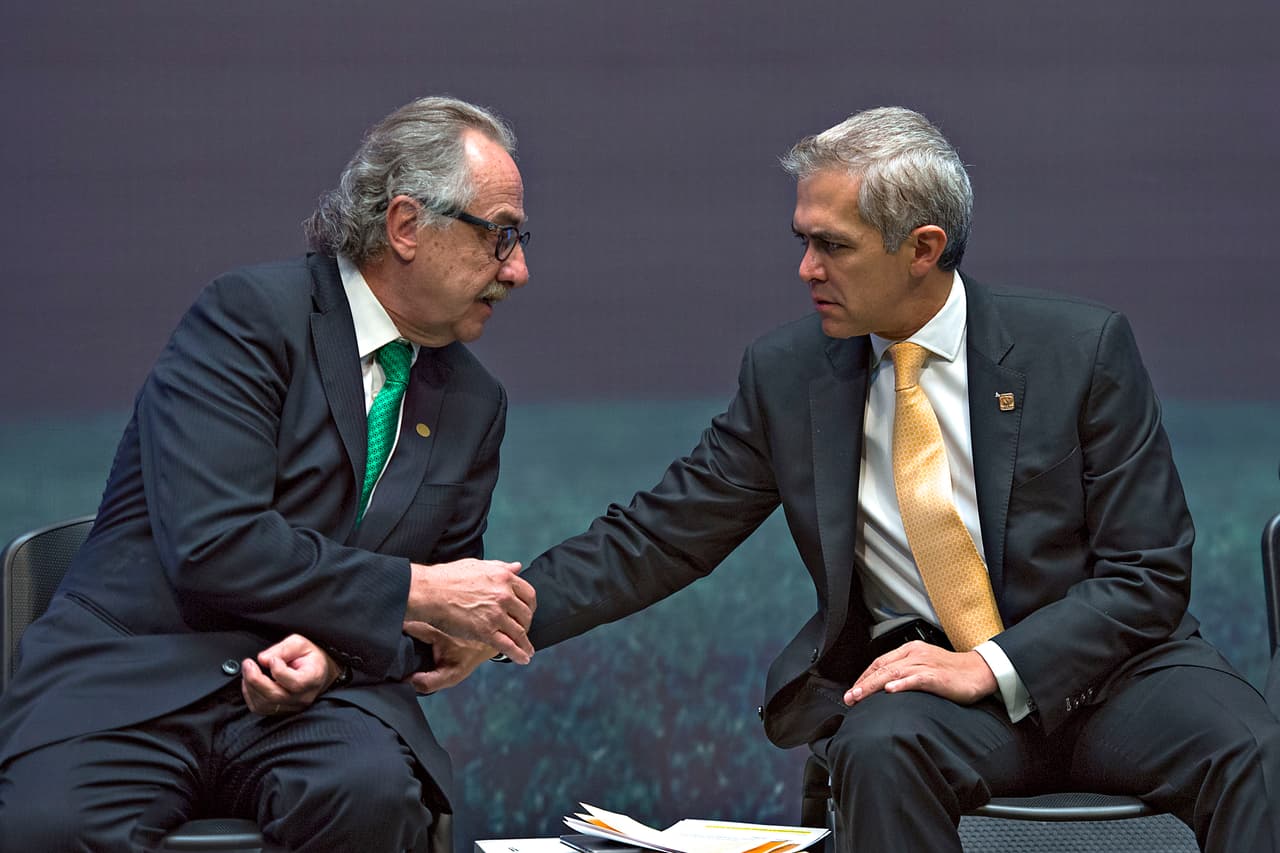 Photo during the presentation of the 66 th. 2016 FIFA Congress, which on 12 and 13 May, place in the Colonial Patio ceebrada the Old City Hall. Foto durante la Presentacion del 66vo. Congreso de la FIFA 2016, que se realizara los dias 12 y 13 de mayo, ceebrada en el Patio Virreinal del Antiguo Palacio del Ayuntamiento, en la foto: Decio de Maria Presidente de la Femexfut y Miguel Angel Mancera Jefe de Gobierno de la Ciudad de Mexico 27/04/2016/MEXSPORT/Javier Ramirez.