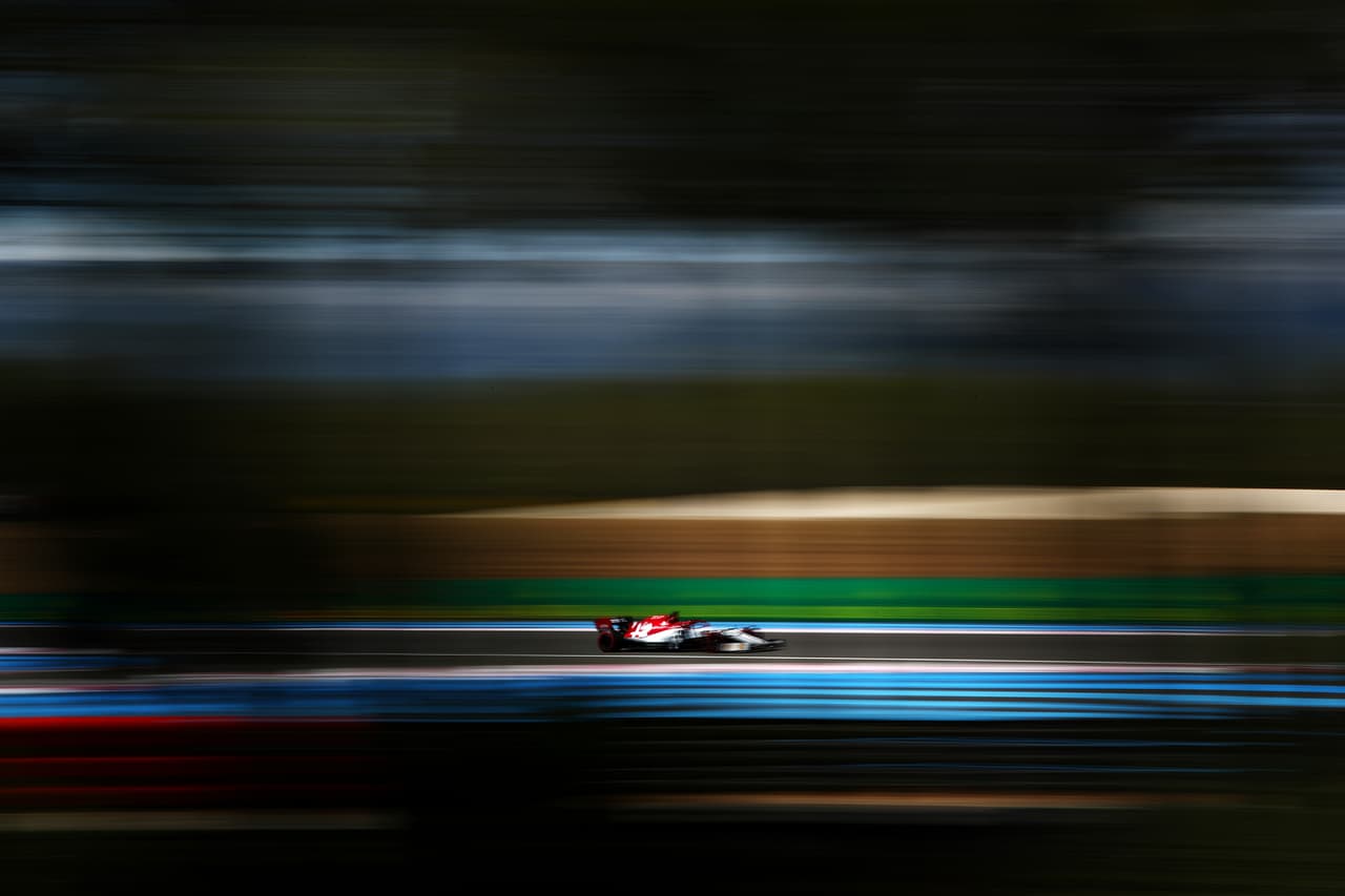 Este sábado, en el Circuito Paul Ricard de Le Castellett, se corrió la clasificación para el Gran Premio de Francia de este domingo. Los Mercedes siguen imbatibles y Lewis Hamilton logró su tercera Pole de la temporada. En segundo lugar partirá Valtteri Bottas y tercero será Charles Leclerc. Sergio 'Checo' Pérez, por su parte, se metió en el Top 15 ocupando el puesto 14.