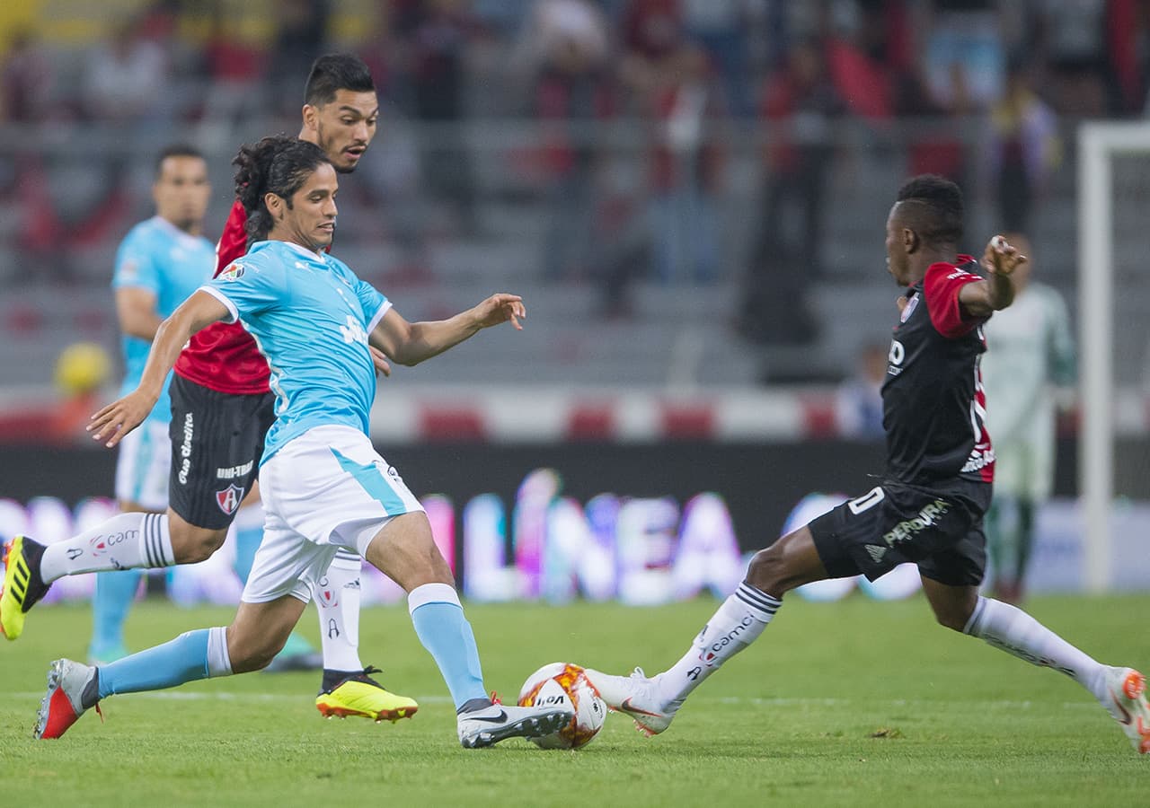 El balón se disputó mucho en el mediocampo durante el encuentro sin un claro dominador.