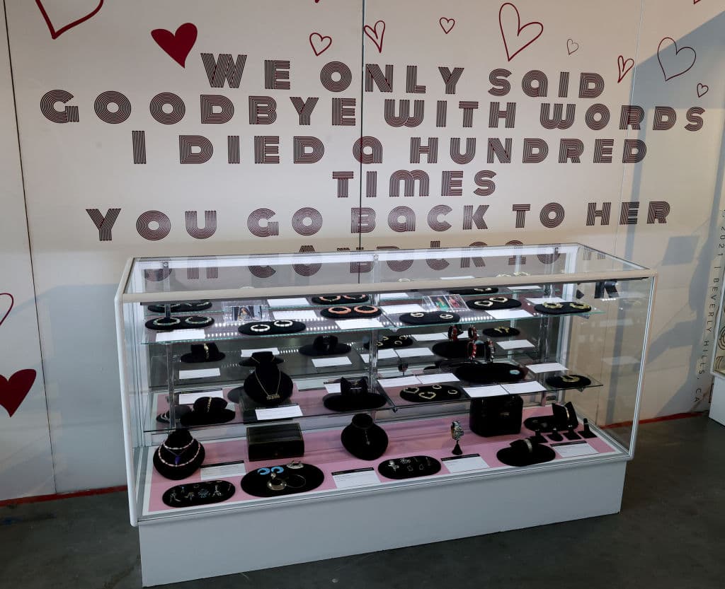 El vestido tiene un estampado de bambú y flores sobre seda incorporado en un vestido de Spanx.