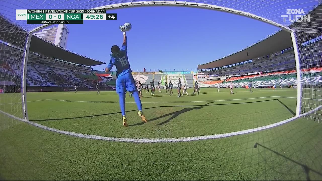 ¡Saca metralla! Anika fusila desde fuera del área y la arquera responde