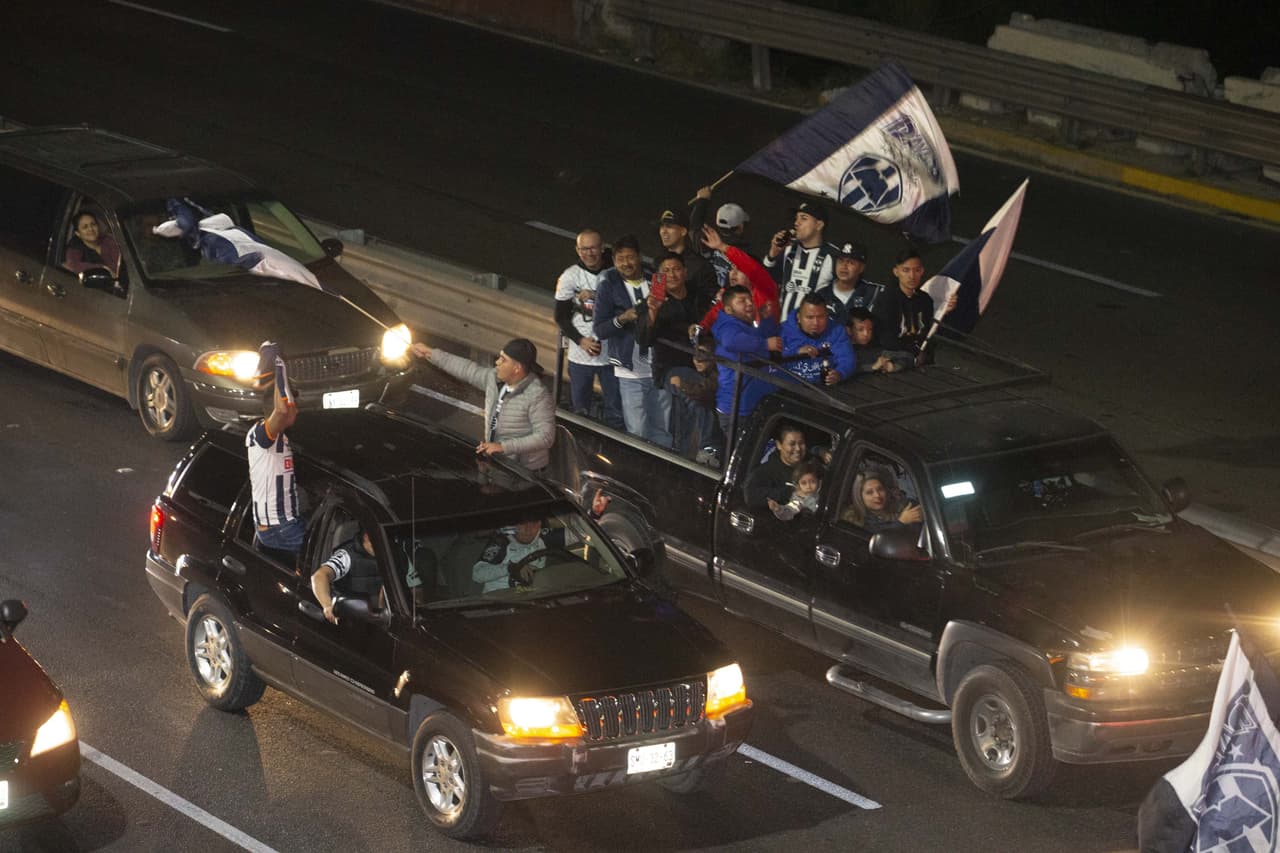 Miles de personas se congregaron en la Macroplaza de Monterrey para la celebración del campeonato de Rayados.