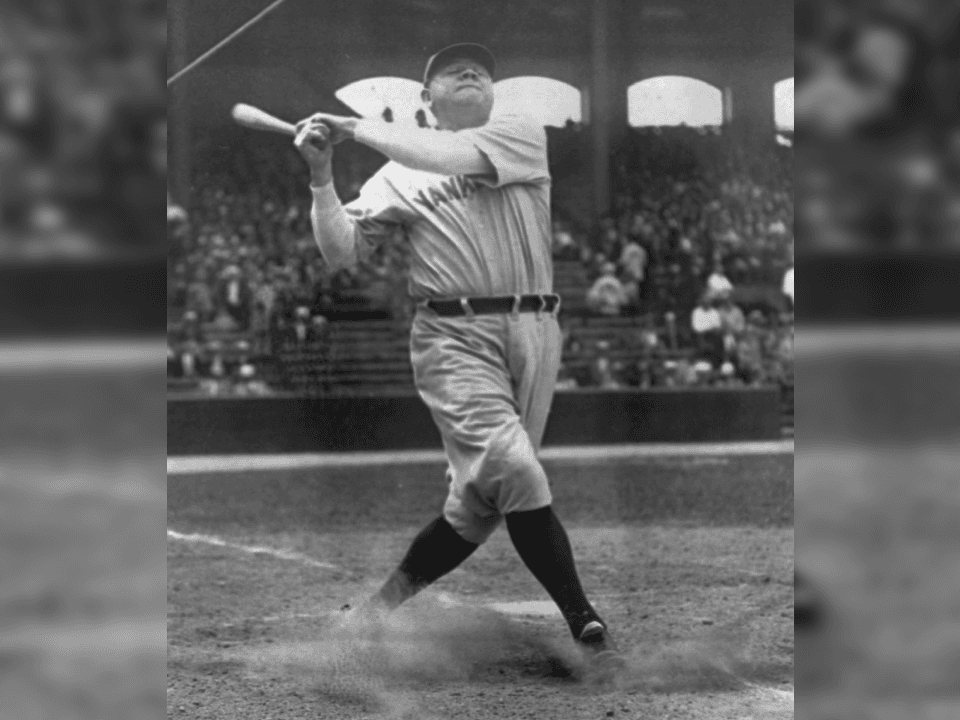 Fue el primer jugador en batear 60 home runs en una temporada.