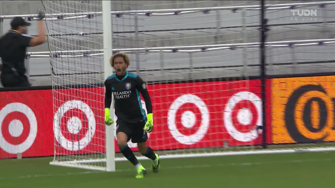 ¡Tarjeta Roja! Pedro Gallese recibe la segunda amarilla y se va del juego.