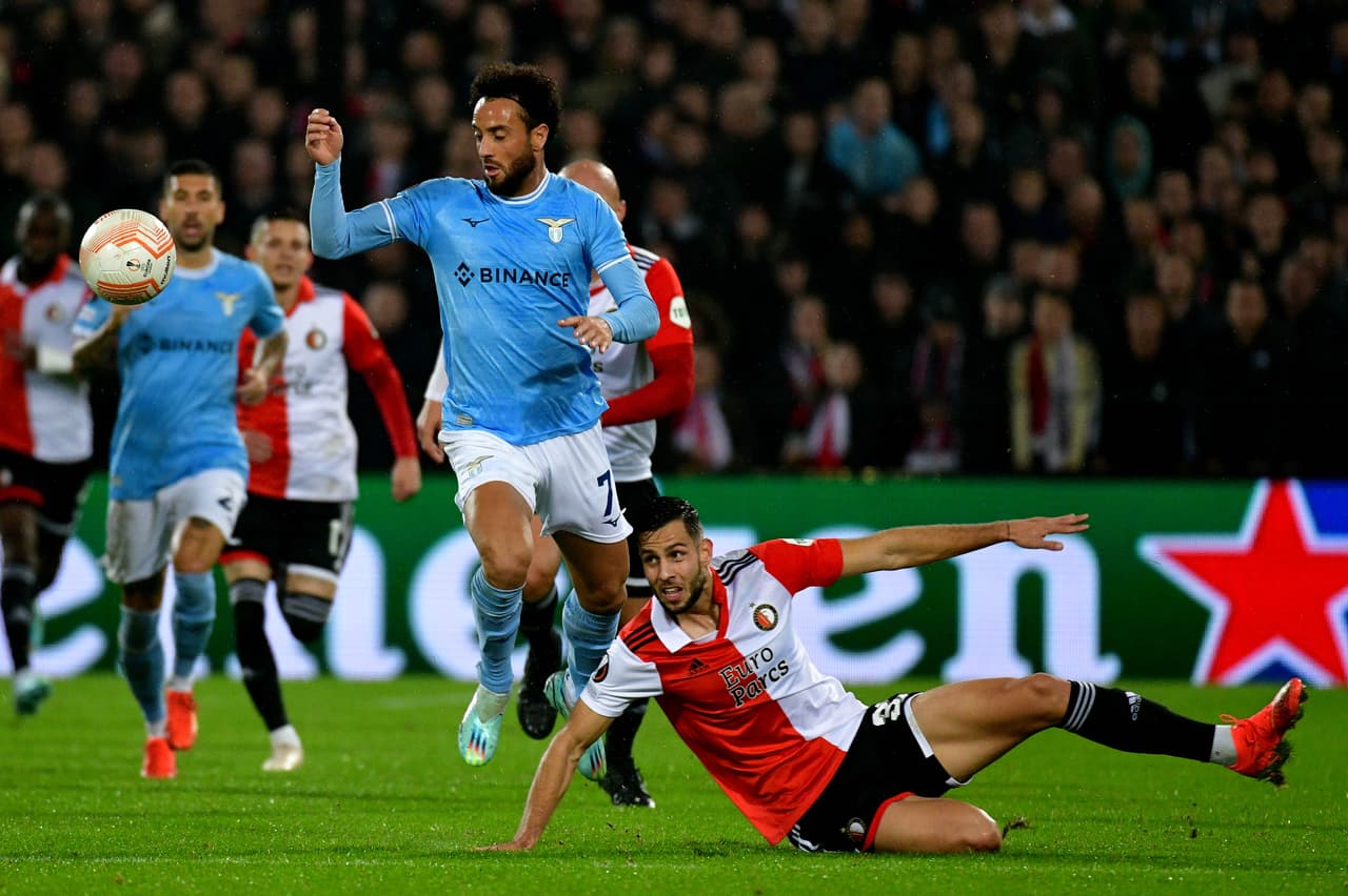 El cuadro del Feyenoord ganó como local a la Lazio con gol del mexicano Santiago Giménez al entrar de cambio y avanzó como líder; Manchester United termina segundo para Playoffs.