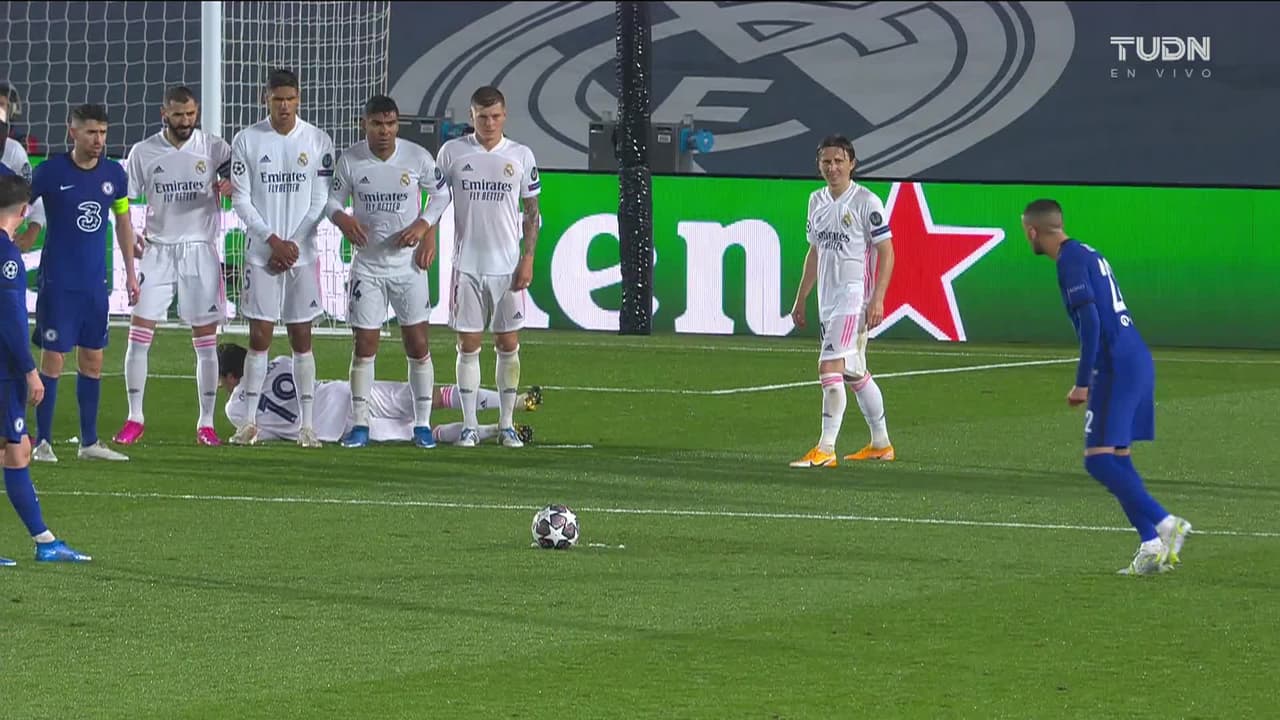 ¡TIRO ATAJADO! disparo por Hakim Ziyech.