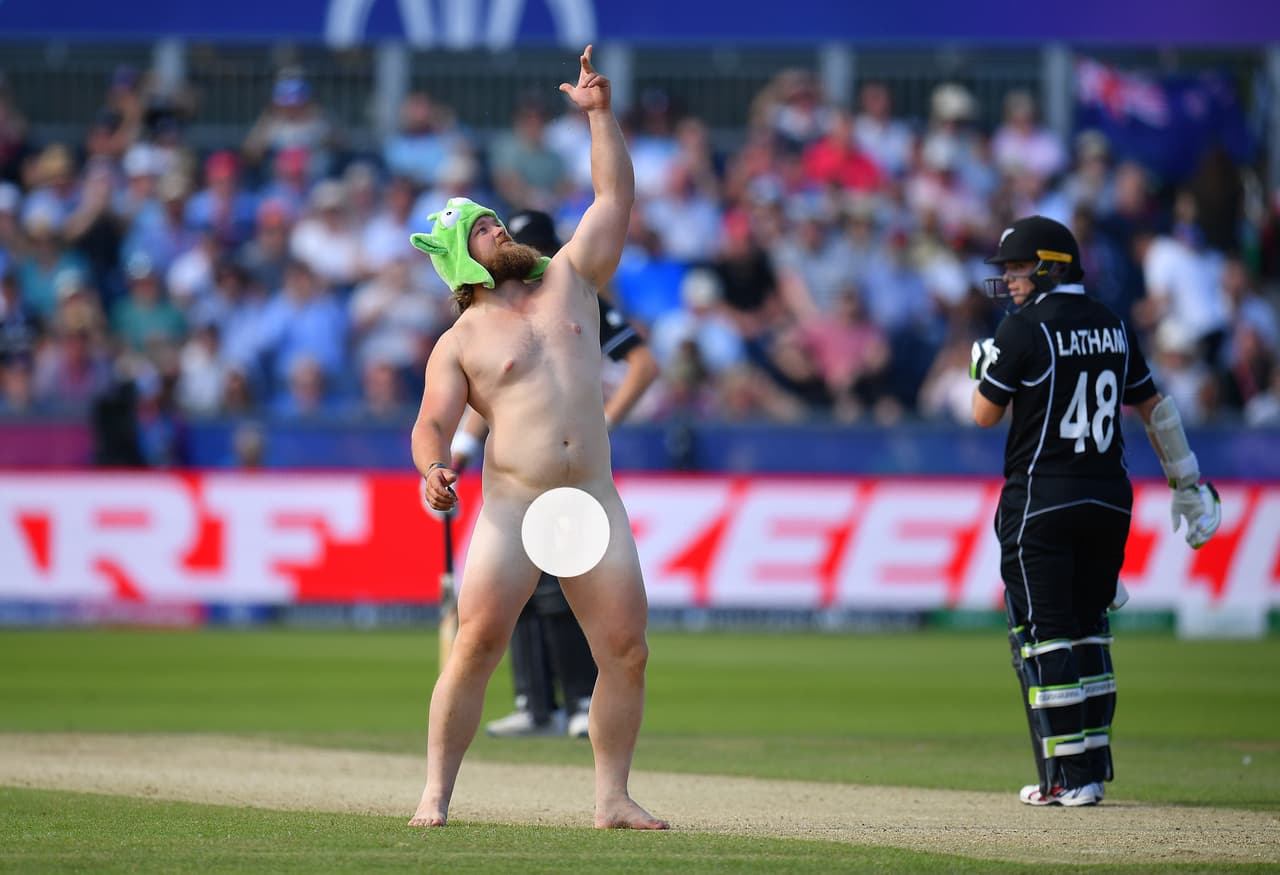 Durante el último partido de Inglaterra en la fase de grupos del Mundial de cricket, ante Nueva Zelanda, uno de los aficionados presentes en el Riverside Ground en Chester-le-Street saltó al campo desnudo para llamar la atención de todos hasta que la seguridad lo derribó y sacó.