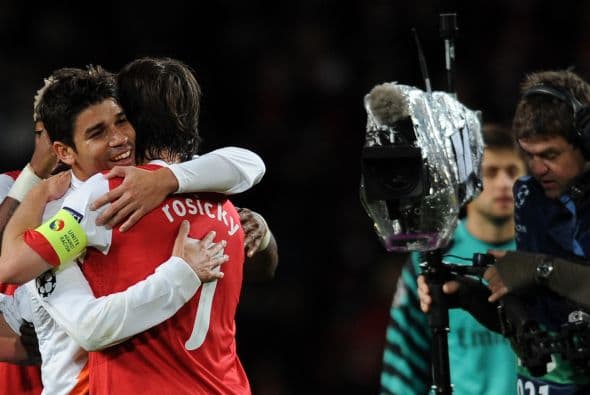 El brasileño naturalizado croata Eduardo, ex Arsenal, marcó el descuento para el 5-1 final, además de saludarse con sus ex compañeros.