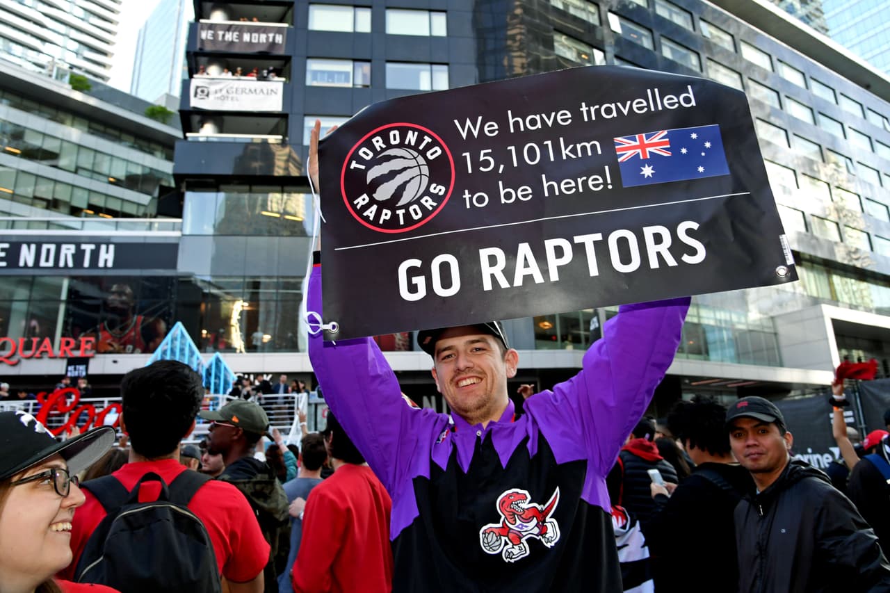 Los aficionados de los Raptors le dieron un toque muy especial a la previa del Juego 2 de las Finales de la NBA dentro y fuera de la Scotiabank Arena. Y dentro del recinto, los jugadores tanto de Toronto como de Golden State afinaban detalles con los calentamientos para estar listos a la hora del Tip-Off.