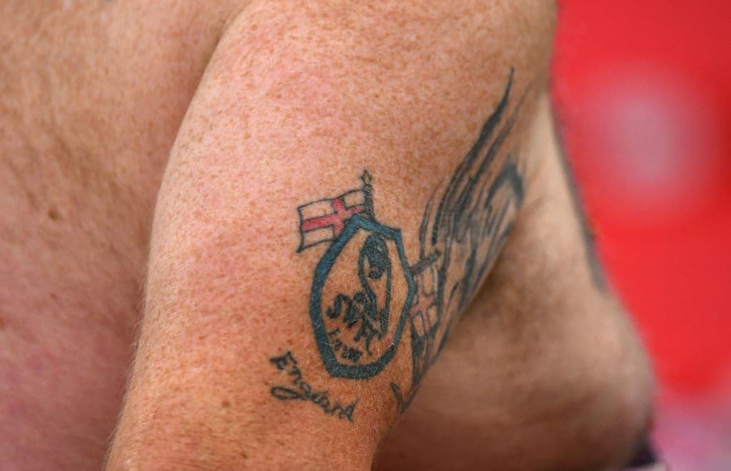 Los emblemas del fútbol de Inglaterra están en la piel de ese seguidor.