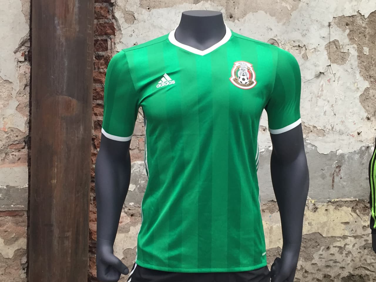 El Tri usó esta indumentaria en la Copa Confederaciones de Rusia 2017 cuando se tuvo otro amargo recuerdo al caer 4-1 ante Alemania, aunque la revancha vendría después.