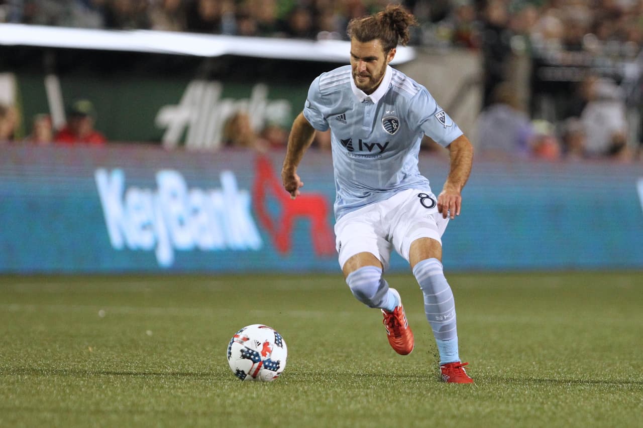 Graham Zusi – Paso de ser un volante a convertirse en un lateral con proyección pero que también sabe defender y cerrar espacios. Su polifuncionalidad en Sporting Kansas City ha sido igualmente requerida en el Team USA.