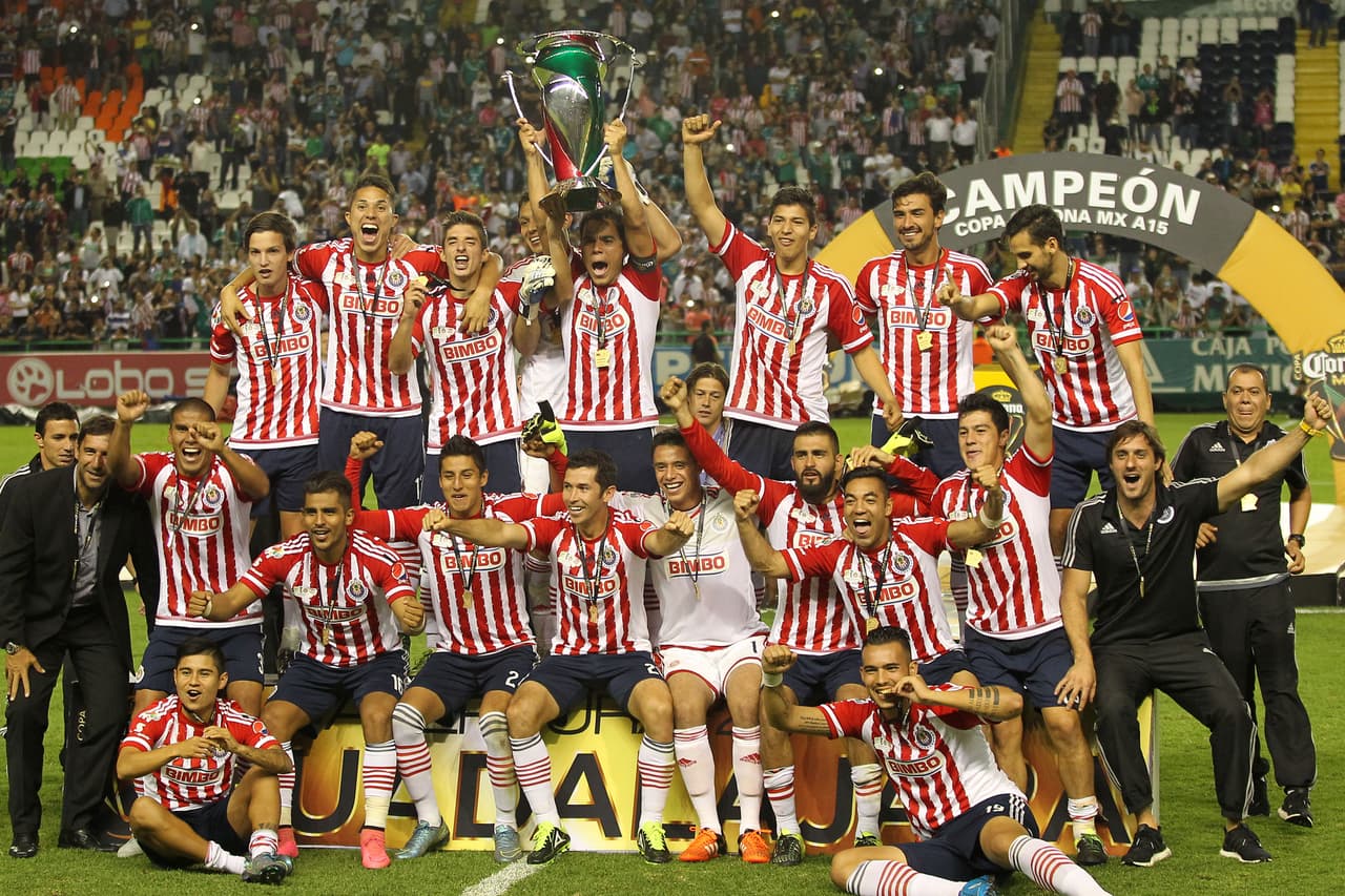 Chivas salió campeón tras vencer al León 0-1 con gol de Oswaldo Alanís en la Copa MX del Apertura '15.