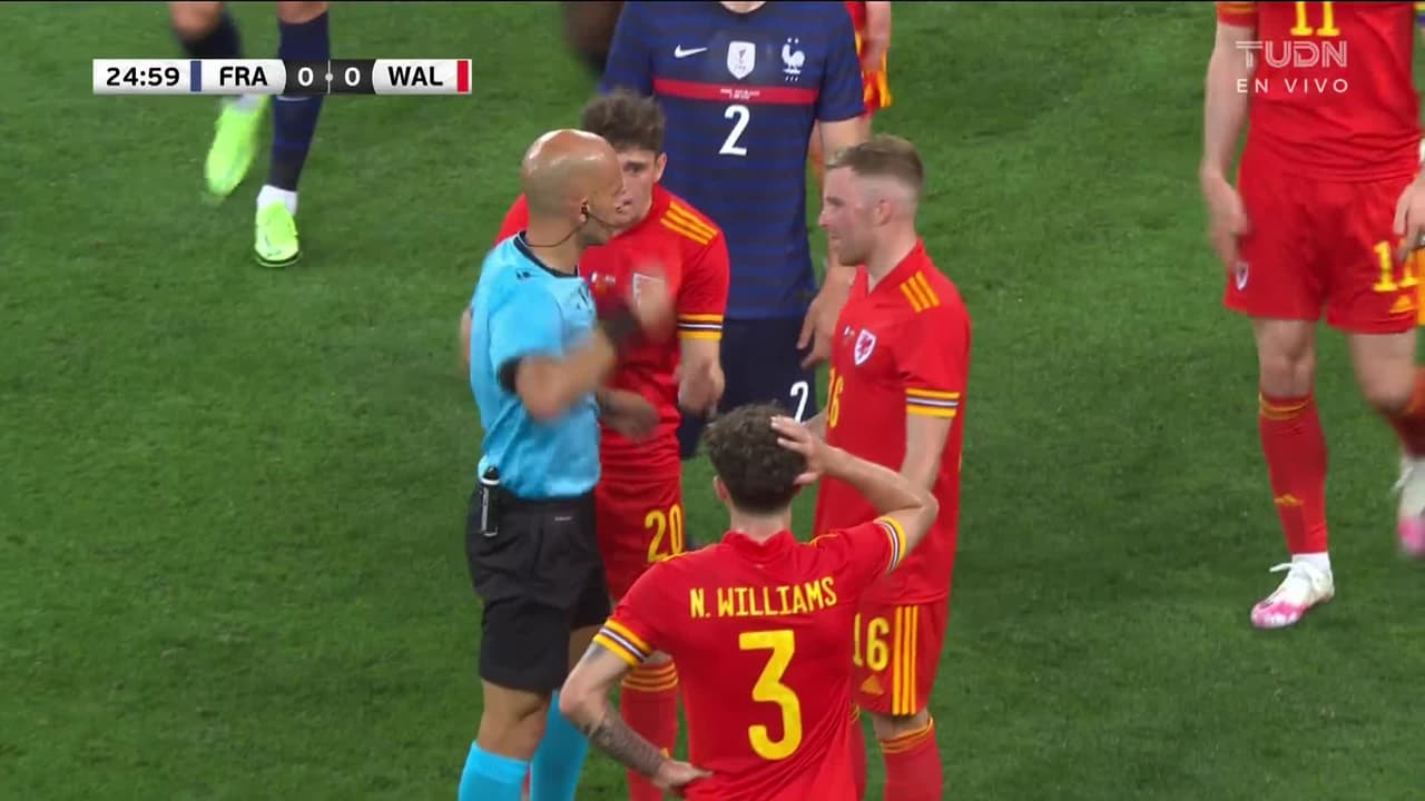 ¡Expulsión! El árbitro saca la roja directa a Neco Williams.