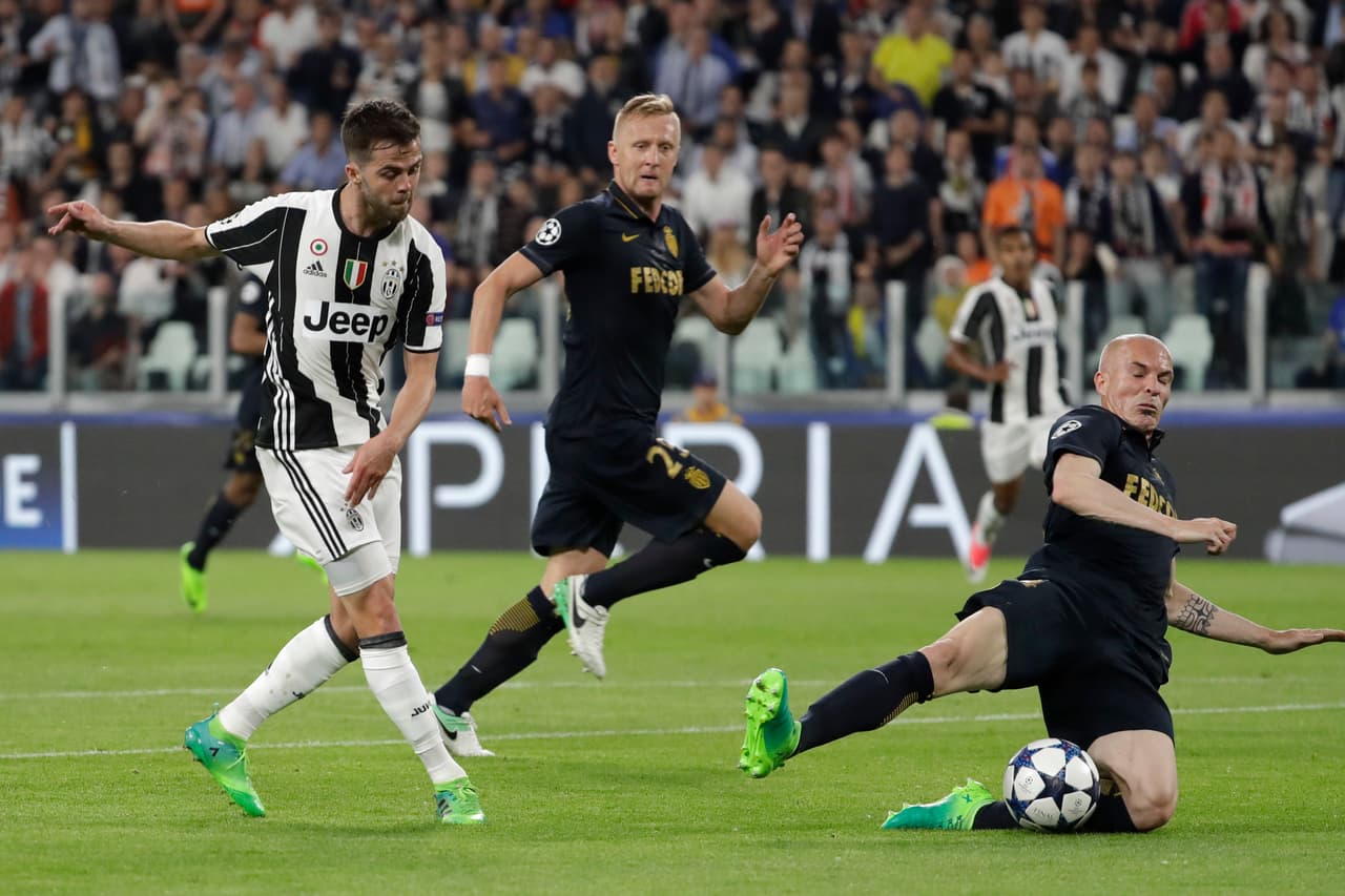 Tanto Gonzalo Higuaín como Pjanic lo intentaron para abrir el marcador.