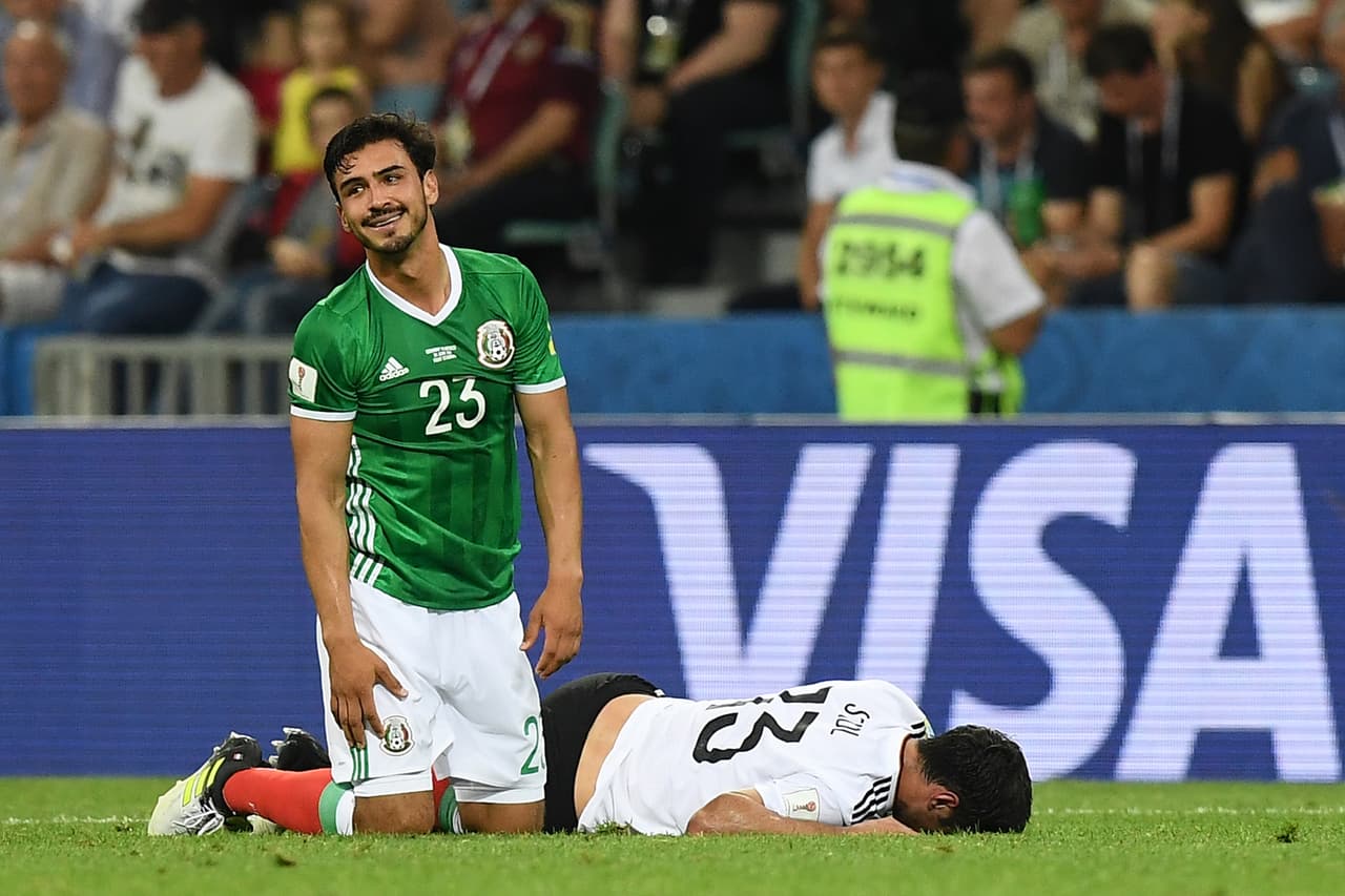 3 - Oswaldo Alanís jugo de lateral izquierdo y su falta de experiencia en la posición quedó de manifiesto.