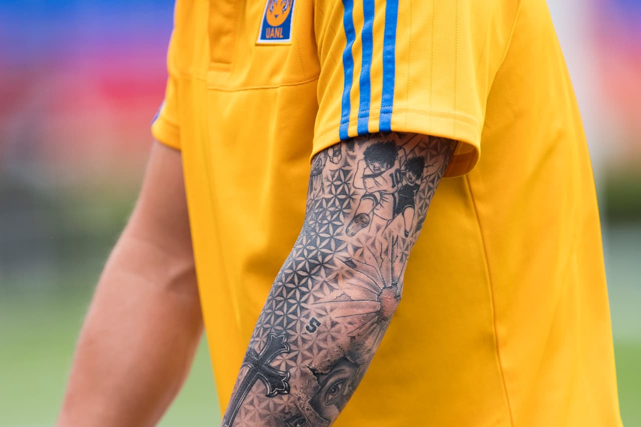 El delantero francés de la UANL, André-Pierre Gignac, tine diversos tatuajes, uno de los más llamativos es el de los supercampeones.